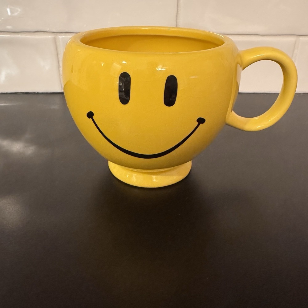Large 20 oz Teleflora‎ Yellow Smiley Face Mug